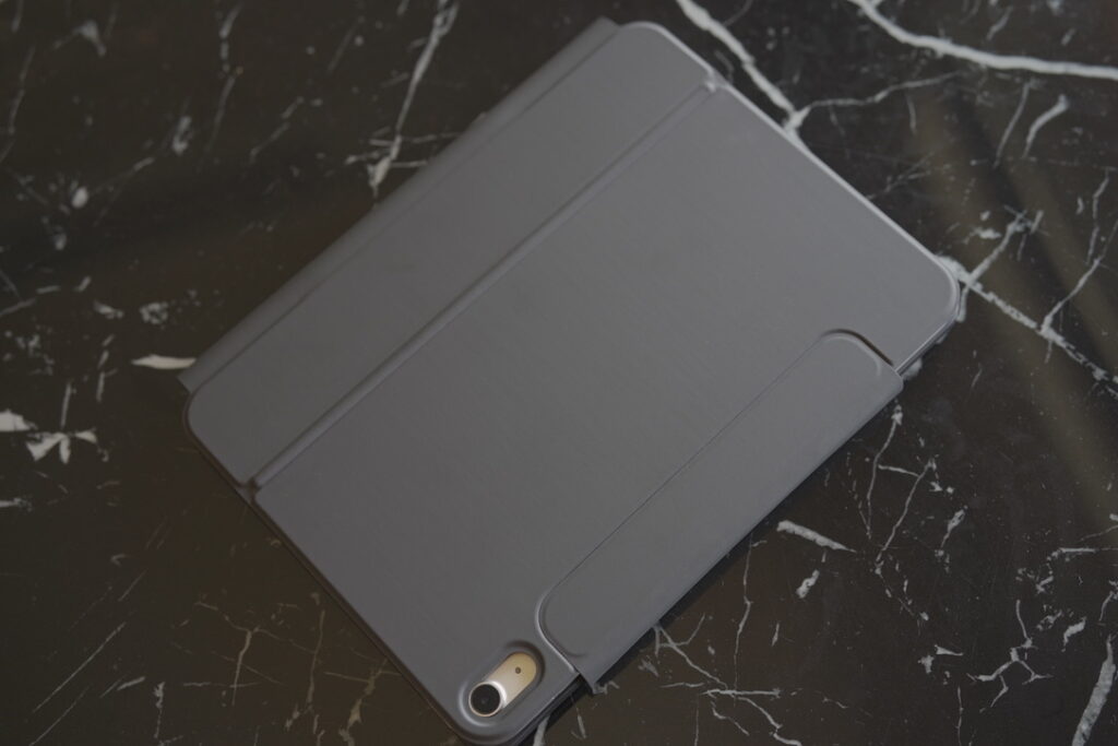 iPad第10世代　ESRキーボード付きケース　外装