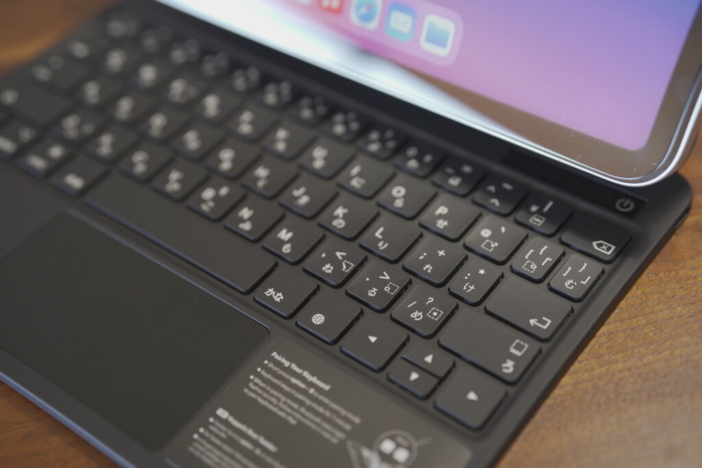 iPad第10世代　ESRキーボード付きケース　タッチパッド