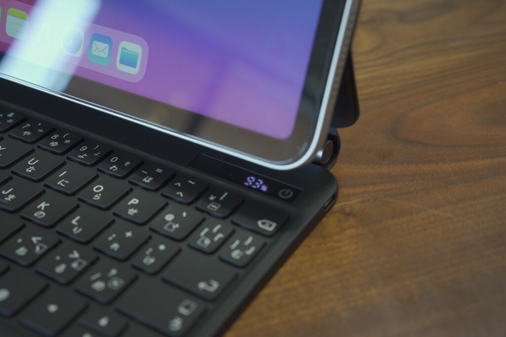 iPad第10世代　ESRキーボード付きケース　充電残量