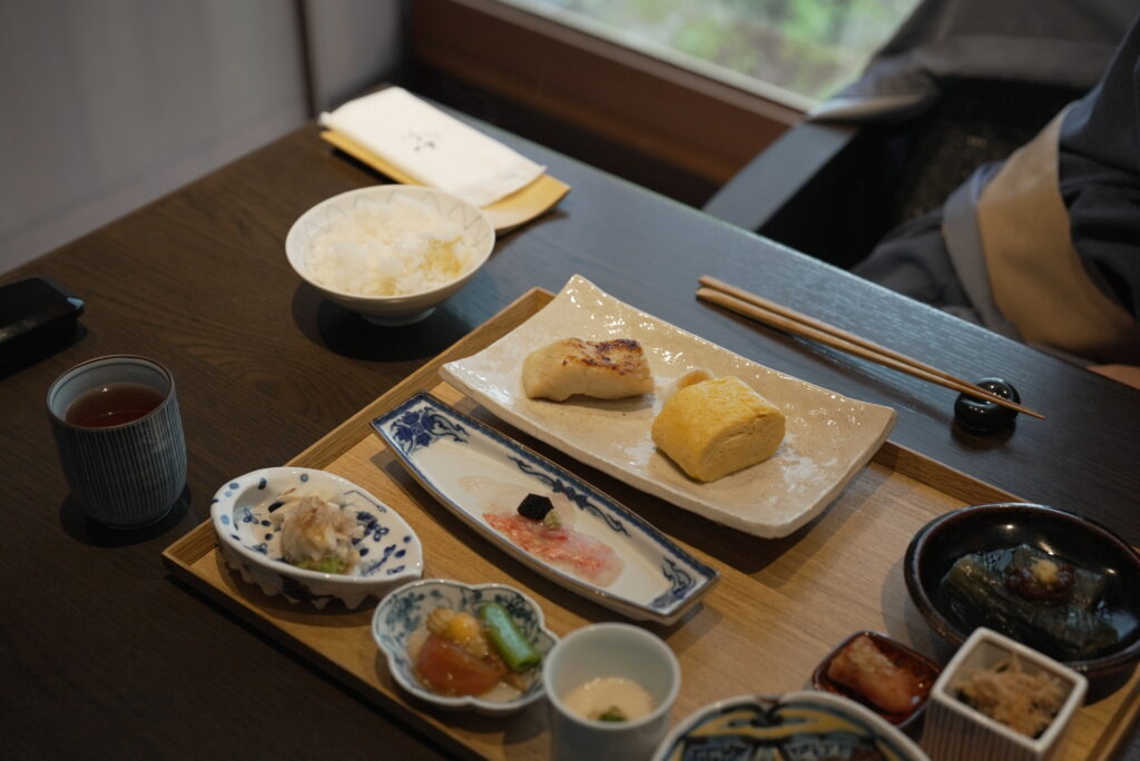 ふふ熱海朝食　彩　全体